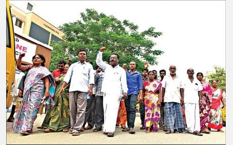 மாணவியின் உடலை வாங்க மறுத்து சேலம் அரசு மருத்துவமனையில் போராட்டத்தில் ஈடுபட்ட அவரது பெற்றோர், கம்யூனிஸ்ட் கட்சியினர் மற்றும் மாதர் சங்கத்தினர். படம்: எஸ். குரு பிரசாத்