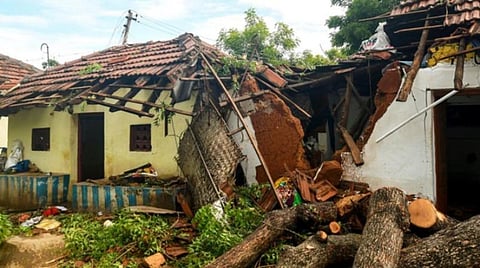 மேட்டுப்பாளையம் பகுதியில் கனமழை பாதிப்பு: வீட்டு சுவர் இடிந்து பெண் காயம்