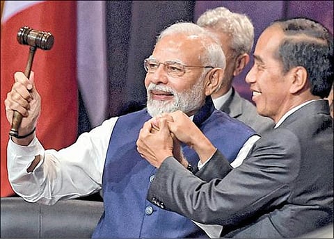 இந்தோனேசியாவின் பாலி தீவில் நேற்று நிறைவடைந்த ஜி-20 மாநாட்டில், அடுத்த தலைமைக்கான பொறுப்பை இந்தியப் பிரதமர் மோடியிடம், இந்தோனேசிய அதிபர் ஜோகோ விடோடோ ஒப்படைத்தார். படம்: பிடிஐ