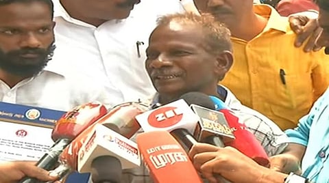 செய்தியாளர்களிடம் பேசும் மாணவி பிரியாவின் தந்தை ரவிக்குமார்