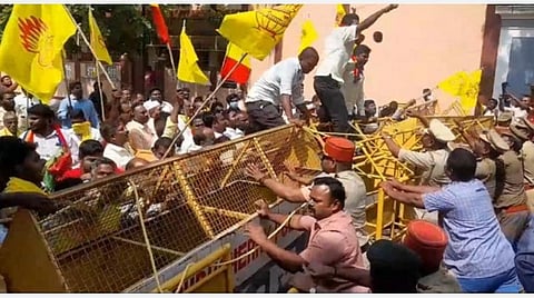 எம்பிசி இடஒதுக்கீடு ரத்துக்கு எதிராக புதுச்சேரி சட்டப்பேரவையை பாமகவினர் முற்றுகையிட்டதால் பதற்றம்