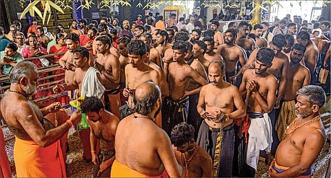 கார்த்திகை மாதம் முதல் நாளான நேற்று சபரிமலை செல்வதற்காக விரதம் இருக்க சென்னை மகாலிங்கபுரம், ஐயப்பன் கோயிலில் ஏராளமான பக்தர்கள் மாலை அணிந்து கொண்டனர். படம்: பு.க.பிரவீன்