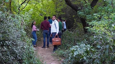 ஷிரத்தாவின் உடல் பாகங்கள் வீசப்பட்ட வனப்பகுதியை நிருபர்கள் நேற்று நேரில் பார்வையிட்டனர்.படம்: பிடிஐ