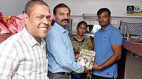 மதுரை ரயில் நிலையத்திலிருந்து புறப்பட்ட பிகானீர் ரயிலில் ‘புத்தகத்துடன் ஒரு பயணம்’ திட்டத்தை தொடங்கி வைத்தார் முதுநிலைக் கோட்ட ரயில் இயக்க மேலாளர் ராஜேஷ் சந்திரன்.