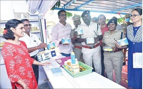வேலூரில் மாவோயிஸ்ட் பிரபா (எ) சந்தியாவின் மறுவாழ்வுக்காக தமிழக அரசு ‘‘சரணடைதல் மற்றும் மறுவாழ்வு" திட்டத்தின் கீழ் வேலூர் அடுத்த அரியூரில் தொடங்கப்பட்ட ஆவின் பாலகத்தை மாவட்ட ஆட்சியர் குமாரவேல் பாண்டியன் நேற்று திறந்து வைத்து விற்பனையை தொடங்கி வைத்தார். அருகில், காவல் கண்காணிப்பாளர்கள் ராஜேஷ் கண்ணன் (வேலூர்), டாக்டர் பாலகிருஷ்ணன் (திருப்பத்தூர்), டாக்டர் தீபா சத்யன் (ராணிப்பேட்டை), க்யூ பிரிவு எஸ்.பி., கண்ணம்மாள், ஆணையர் அசோக்குமார் உள்ளிட்டோர்.படம்: வி.எம்.மணிநாதன்.