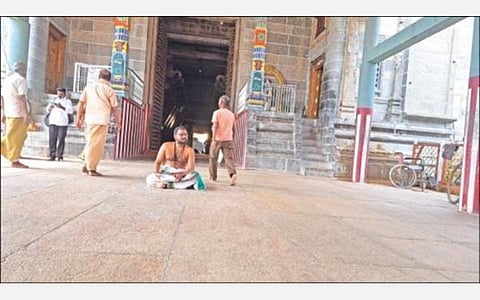 சிதம்பரம் நடராஜர் கோயில் பொது தீட்சிதர்களின் செயலாளர் அலுவலக பகுதியில் தீட்சிதர் தர்ஷன் தரையில் அமர்ந்து தர்ணா போராட்டத்தில் ஈடுபட்டார்.