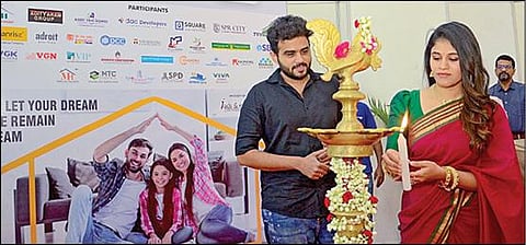 சென்னை நந்தம்பாக்கத்தில் உள்ள வர்த்தக மையத்தில் ’இந்து தமிழ் திசை’ சென்னை பிராப்பர்ட்டி ஃபேர் - 2022 கண்காட்சியை டிவி தொகுப்பாளரும், நடிகருமான ஆர்.ஜே.விஜய், சன் டிவி தொகுப்பாளினியும், நடிகையுமான பூஜிதா ஆகியோர் குத்துவிளக்கேற்றி தொடங்கி வைத்தனர்.படம்: பு.க.பிரவீன்