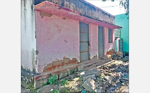 வேப்பனப்பள்ளி அருகே பந்திகுறி அரசு தொடக்கப் பள்ளியில் சத்துணவு சமையல் அறை முன்பு கழிவுநீர் செல்வதால் பயன்படுத்த முடியாமல் மூடி வைக்கப்பட்டுள்ளது.