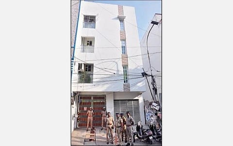 சென்னை தங்கசாலை ஏழுகிணறு, விவிஎம் தெருவில் உள்ள ஒரு அடுக்குமாடி குடியிருப்பில் நேற்று போலீஸார் சோதனை செய்தனர். படம்: பு.க.பிரவீன்