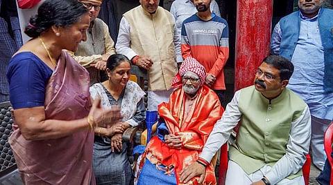 பாரதியாரின் மருமகனுடன் அமைச்சர் தர்மேந்திர பிரதான்