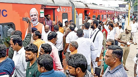 வாரணாசியில் நடைபெறும் காசி தமிழ்ச் சங்கமம் நிகழ்ச்சியில் கலந்துகொள்ள சென்னை பெரம்பூர் ரயில் நிலையத்தில் இருந்து நேற்று இயக்கப்பட்ட பாட்னா அதிவிரைவு ரயிலில் தமிழக பிரதிநிகள் சென்றனர். | படம்: பு.க.பிரவீன்