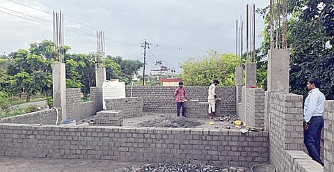 திருப்பூர் பொல்லிக்காளிபாளையம் அரசு மேல்நிலைப்பள்ளியில், முன்னாள் மாணவர்களால் கட்டப்படும் வகுப்பறை கட்டிடங்கள்.