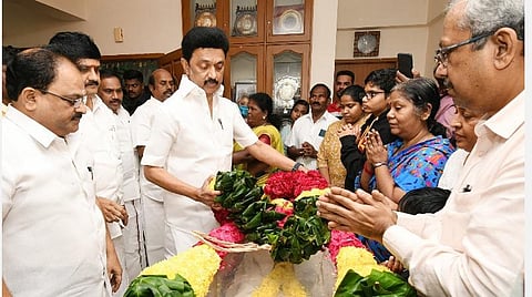 மறைந்த வசனகர்த்தா ஆரூர்தாஸ் உடலுக்கு அஞ்சலி செலுத்திய முதல்வர் ஸ்டாலின்