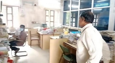 புதுச்சேரியில் அரசு ஊழியர்கள் தாமதமாக வருவதாக புகார்: திடீர் ஆய்வின்போது காலியாக இருந்த 50% இருக்கைகள்