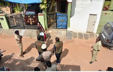 விசாரணை நடத்தும் மங்களூரு போலீஸார்.