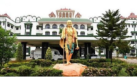 மத்திய வருமான வரி சட்டத்தின் ஆண்டு வருமான பிரிவுக்கு தடை கோரி வழக்கு: மத்திய அரசுக்கு ஐகோர்ட் நோட்டீஸ்
