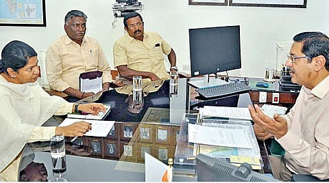 சென்னையில் தெற்கு ரயில்வே பொதுமேலாளர் ஆர்.என்.சிங்கை, தூத்துக்குடி திமுக எம்பி கனிமொழி நேற்று சந்தித்து, தூத்துக்குடி மாவட்டத்தில் நிலுவையில் உள்ள 17 ரயில்வே திட்டங்களை விரைந்து முடிக்க வலியுறுத்தினார். | படங்கள்: ம.பிரபு |