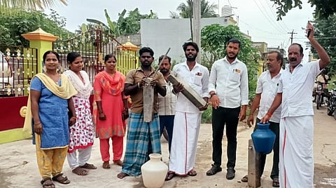 நட்டு வைக்கப்பட்ட சிமெண்ட் கட்டைகளுடன் ஆர்ப்பாட்டத்தில் ஈடுபட்ட பாஜகவினர்.
