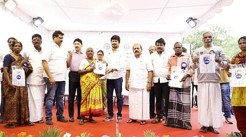 சென்னையில் நடந்த விழாவில் கருணைத் தொகை வழங்கிய உதயநிதி ஸ்டாலின்