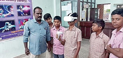 திருப்பூர் மாவட்டம் தாராபுரம் அரசு கிளை நூலகத்தில் ‘3டி’ அனிமேஷன் முறையில் கல்வி தொடர்பான வீடியோக்களை கண்டு ரசித்த அரசு பள்ளி மாணவர்கள்.