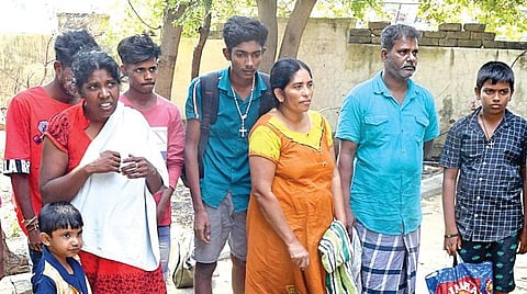 மண்டபம் மெரைன் காவல் நிலையத்துக்கு அழைத்து வரப்பட்ட 10 இலங்கை தமிழர்கள்.படம்: எல். பாலச்சந்தர்