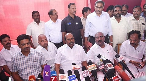 வேலூரில் செய்தியாளர்கள் சந்திப்பில்அமைச்சர் எ.வ.வேலு.