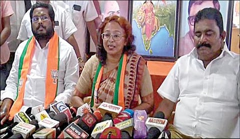 திருப்பூரில் பாஜக அலுவலகத்தில் நேற்று நடைபெற்ற செய்தியாளர் சந்திப்பில் பங்கேற்ற டெய்சி சரண் மற்றும் திருச்சி சூர்யா.