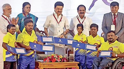 தமிழக இளைஞர் நலன், விளையாட்டு மேம்பாட்டுத் துறை சார்பில், சென்னை கலைவாணர் அரங்கில் நேற்று நடைபெற்ற நிகழ்ச்சியில் தேசிய மற்றும் பன்னாட்டு விளையாட்டுப் போட்டிகளில் பதக்கம் வென்ற தமிழக வீரர்கள், வீராங்கனைகளுக்கு முதல்வர் மு.க.ஸ்டாலின் உயரிய ஊக்கத்தொகைக்கான காசோலைகளை வழங்கினார். உடன், அமைச்சர்கள் சிவ.வீ.மெய்யநாதன், சேகர்பாபு, துறை செயலர் அபூர்வா, விளையாட்டு மேம்பாட்டு ஆணையத்தின் தலைமை செயல் அலுவலர் கா.ப.கார்த்திகேயன் உள்ளிட்டோர். படம்: ம.பிரபு