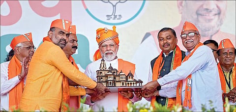 குஜராத்தின் ஆரவள்ளி மாவட்டம், மொடசா நகரில் பாஜக சார்பில் தேர்தல் பிரச்சார கூட்டம் நேற்று நடைபெற்றது. இதில் பங்கேற்ற பிரதமர் நரேந்திர மோடிக்கு நினைவு பரிசு வழங்கப்பட்டது.படம்: பிடிஐ