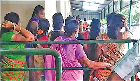 ஜிப்மரில் இலவச மருந்து, மாத் திரை பெற நீண்ட வரிசையில் காத்திருக்கும் நோயாளிகள்.