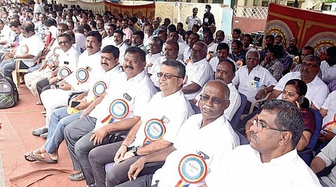 மாற்றியமைக்கப்பட்டுள்ள மின்கட்டணத்தில் இரண்டு வகையான மின்கட்டண உயர்வை தமிழக அரசு கைவிட வலியுறுத்தி கோவையில் நேற்று உண்ணாவிரத போராட்டத்தில் ஈடுபட்ட ‘போசியா’ கூட்டமைப்பினர். படம்: ஜெ.மனோகரன்