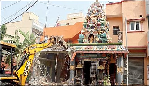 சென்னை தண்டையார்பேட்டையில் மாநகராட்சிக்கு சொந்தமான இடத்தை ஆக்கிரமித்து கட்டப்பட்டிருந்த சுந்தர விநாயகர் கோயிலை மாநகராட்சி அதிகாரிகள் நேற்று பொக்லைன் இயந்திரம் கொண்டு இடித்து அகற்றினர்.