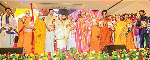 விஷ்வ இந்து பரிஷத் அகில உலக முன்னாள் செயல்தலைவர் எஸ்.வேதாந்தம் எழுதிய ‘மனதோடு பேசுகிறேன் - ஓர் ஆன்மிக தேசியவாதியின் காலடிச் சுவடுகள்’ என்ற புத்தக வெளியீட்டு விழா சென்னையில் நேற்று நடைபெற்றது. இதில் பங்கேற்ற முன்னாள் நாடாளுமன்ற உறுப்பினர் சுப்பிரமணியன் சுவாமி, முன்னாள் மேகாலயா ஆளுநர் சண்முகநாதன், திருப்புகலூர் வேளாக்குறிச்சி ஆதீனம் திருக்கயிலாய பரம்பரை ல சத்தியஞான மகாதேவ தேசிக பரமாச்சார்ய சுவாமிகள், கோயம்புத்தூர் அங்காள பரமேஸ்வரி சித்தர் பீடம் காமாட்சிபுரி ஆதீனம் ஞானகுரு சாக்த சிவலிங்கேசுவர ஸ்வாமிகள், கண்ணந்தாங்கல் மங்களபுரி ேஷத்திரம் 108 சக்திபீடத் திருக்கோயில் நிறுவனர்ல காமாட்சி சுவாமிகள் உள்ளிட்டோர். பு.க.பிரவீன்