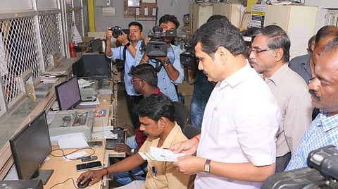 மின் இணைப்பு எண்ணை ஆதார் எண்ணுடன் இணைக்கும் சிறப்பு முகாமை ஆய்வு செய்த அமைச்சர் செந்தில்பாலாஜி