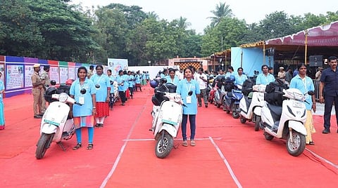 வானவில் மன்றத்தின் நடமாடும் அறிவியல் மற்றும் கணித பரிசோதனை கருத்தாளர்கள்