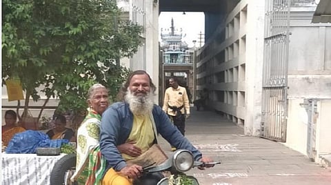 60,000 கி.மீ பயணம்... 4 ஆண்டுகளாக இரு சக்கர வாகனத்தில் ஆன்மிக சுற்றுலா செல்லும் தாய், மகன்!