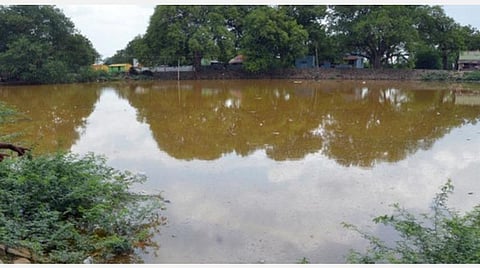 காளையார்கோவில் அருகே 13 கிராமங்களுக்கு காவிரி குடிநீர் விநியோகம் இல்லை: ஊருணி நீரை குடிக்கும் மக்கள்