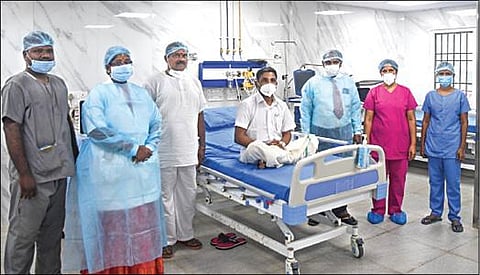 சென்னை ராஜீவ் காந்தி அரசு பொது மருத்துவமனையில் இதய மாற்று அறுவை சிகிச்சைக்குப் பின் பூரண குணமடைந்த பொறியாளருடன் மருத்துவக் குழுவினர். படம்: பு.க.பிரவீன்
