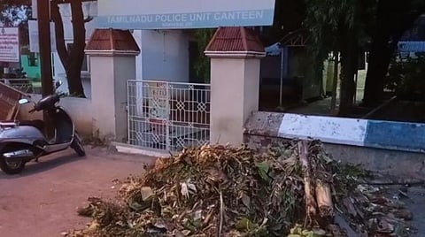 நாமக்கல் | தலைக்கவசம் அணியாததால் நகராட்சி பணியாளருக்கு அபராதம் விதிப்பு: காவல் நிலையம் முன்பு குப்பைகள் கொட்டியதால் பரபரப்பு