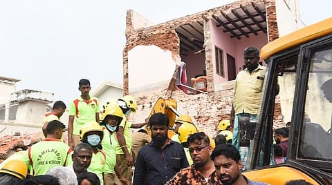 அரவக்குறிச்சி அருகே பழமையான வீடு இடிந்து விழுந்து விபத்து: மூதாட்டி சடலமாக மீட்பு