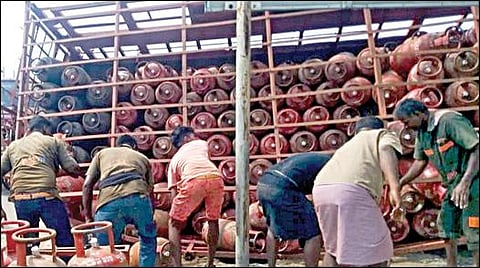சாலையில் கவிழ்ந்து கிடக்கும் லாரி.