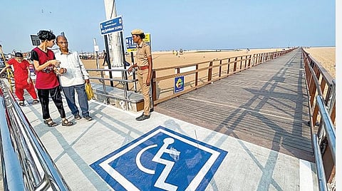 சென்னை மெரினா கடற்கரை மணலில் மாநகராட்சி சார்பில் மாற்றுத் திறனாளிகளுக்காக அமைக்கப்பட்டுள்ள மரப்பாதையை பிறர் பயன்படுத்துவ தாகப் புகார்கள் எழுந்த நிலையில், அங்கு போலீஸ் பாதுகாப்பு போடப்பட்டு உள்ளது. படம்: பு.க.பிரவீன்