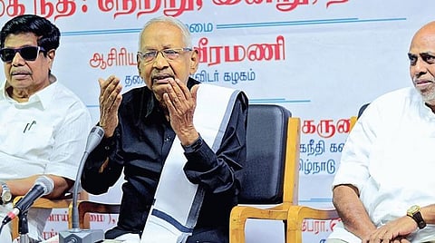 சென்னை பல்கலைக்கழகத்தின் இந்திய வரலாற்றுத் துறை சார்பில் நேற்று நடைபெற்ற கருத்துரையாடல் நிகழ்ச்சியில் பங்கேற்ற தி.க. தலைவர் கி.வீரமணி, தமிழக அரசு மாநில திட்டக்குழு முன்னாள் துணைத் தலைவர் மு.நாகநாதன், தமிழ்நாடு அரசு சமூக நீதி கண்காணிப்புகுழு உறுப்பினர் ஜி.கருணாநிதி. படம்: பு.க.பிரவீன்