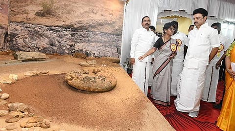 அரியலூர் மாவட்டம் கொல்லாபுரத்தில் நேற்று நடைபெற்ற அரசு விழாவில், அம்மோனைட்ஸ் கண்காட்சி அரங்கைப் பார்வையிட்ட தமிழக முதல்வர் மு.க.ஸ்டாலின்.