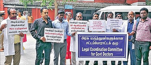ஊதிய உயர்வு உள்ளிட்ட கோரிக்கைகளை வலியுறுத்தி சென்னையில் நேற்று மவுன போராட்டம் நடத்த முயன்ற அரசு மருத்துவர்களுக்கான சட்டப் போராட்டக் குழுவினர். படம்: பு.க.பிரவீன்