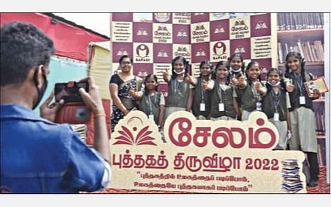 சேலத்தில் நடக்கும் புத்தகத் திருவிழாவில் அமைக்கப்பட்டுள்ள போட்டோ பாயின்ட்டில் மகிழ்ச்சியுடன் புகைப்படம் எடுத்துக்கொண்ட பள்ளி மாணவிகள். படம்: எஸ்.குரு பிரசாத்