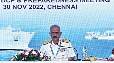 சென்னையில் நேற்று நடந்த தேசிய எண்ணெய் கசிவு பேரிடர் தற்செயல் திட்டம் மற்றும் தயார்நிலை கூட்டத்தில் பங்கேற்ற கடலோரக் காவல் படை தலைமை இயக்குநர் வி.எஸ்.பதானியா மற்றும் அதிகாரிகள்.