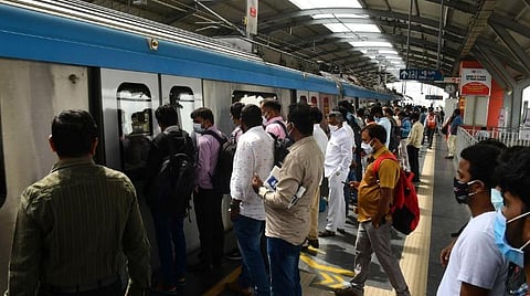 மெட்ரோ ரயிலில் பயணிக்க வாட்ஸ் - அப் மூலம் டிக்கெட் எடுக்கும் வசதி: விரைவில் அறிமுகம் செய்ய திட்டம்