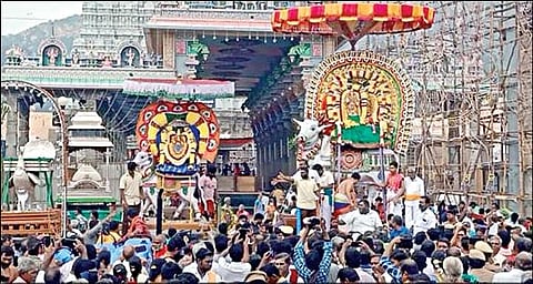 திருவண்ணாமலை அண்ணாமலையார் கோயிலில் நேற்று நடந்த 5-ம் நாள் உற்சவத்தில் ரிஷப வாகனத்தில் விநாயகர், கண்ணாடி ரிஷப வாகனத்தில் சந்திரசேகரர் ஆகியோர் மாட வீதியில் வலம் வந்தனர்.