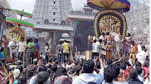 தீபத் திருவிழாவையொட்டி அண்ணாமலையார் கோயிலில் யானை வாகனத்தில் விநாயகர், வெள்ளி யானை வாகனத்தில் சந்திரசேகரர் உற்சவம் நேற்று நடைபெற்றது. | படங்கள்: இரா.தினேஷ்குமார் |
